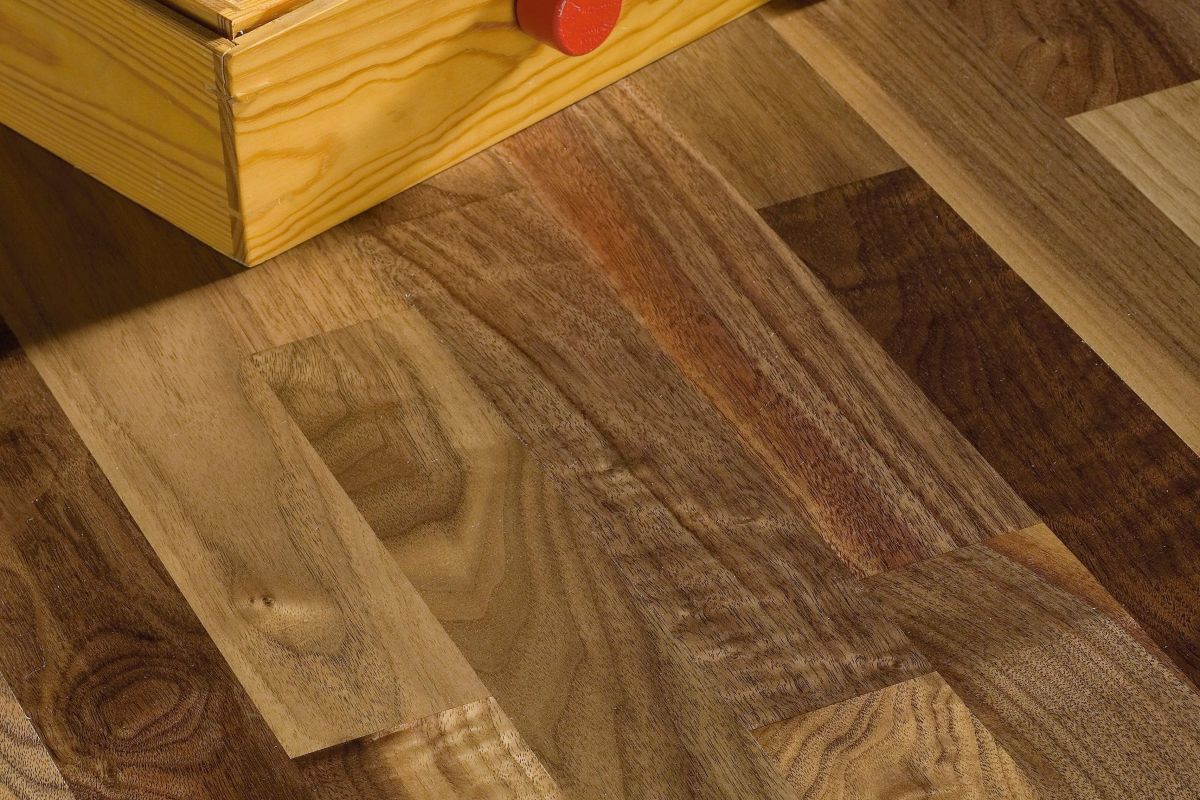 Parchet triplu stratificat Karelia Nuc Country 2266 x 188 x 14 mm