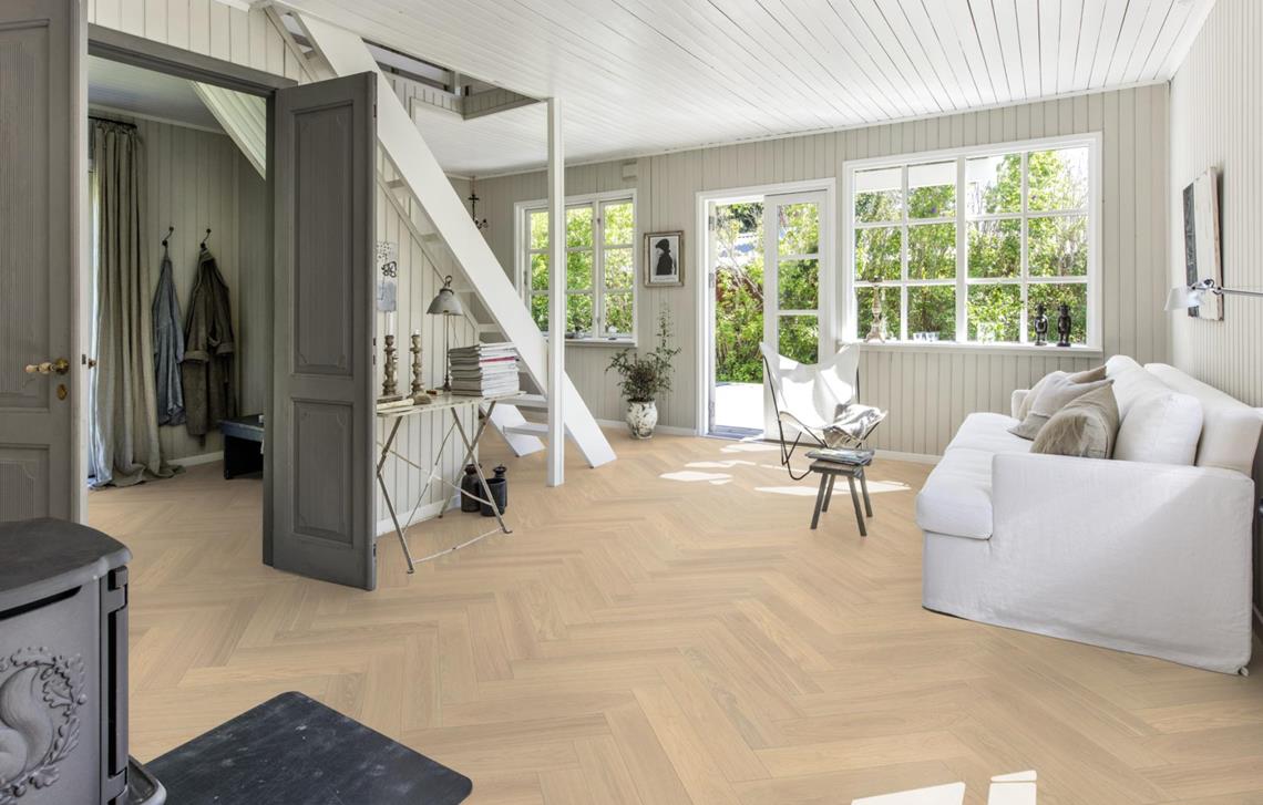 Parchet dublu stratificat Kahrs Herringbone Stejar AB Crème White Uleiat, 600 x 120 x 11 mm