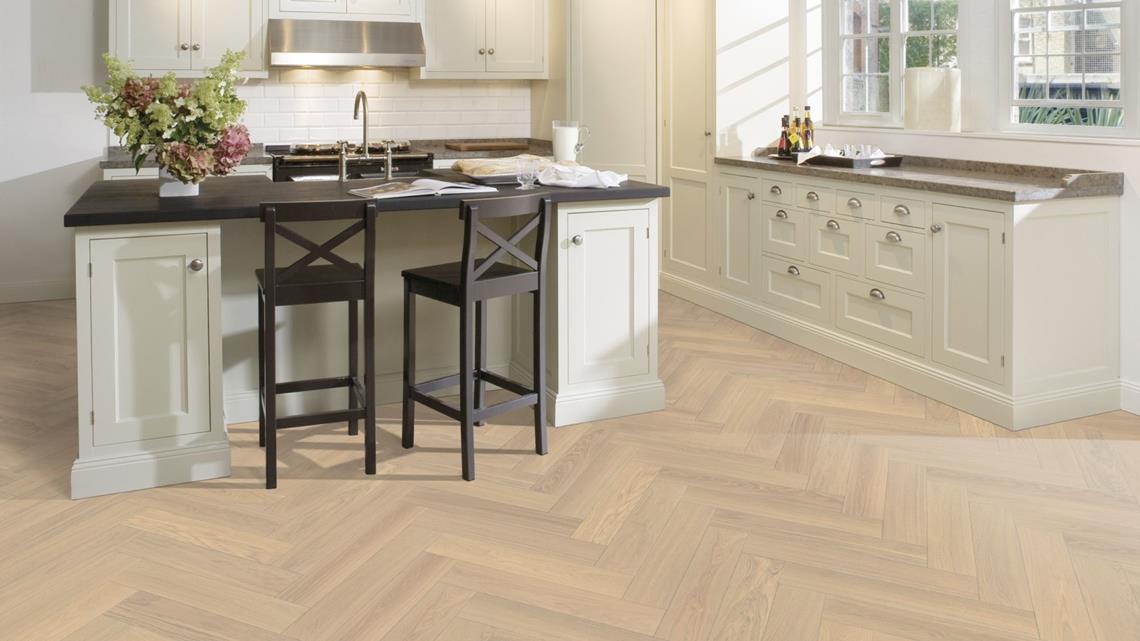 Parchet dublu stratificat Kahrs Herringbone Stejar AB Crème White Uleiat, 600 x 120 x 11 mm