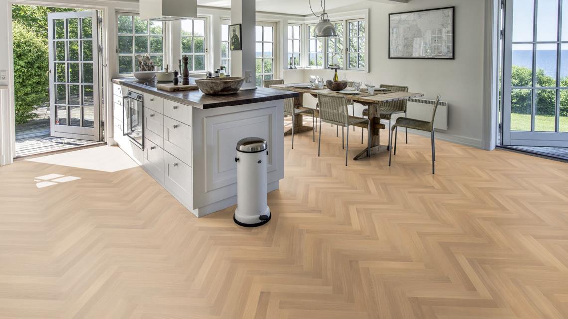 Parchet dublu stratificat Herringbone Kahrs Stejar AB White Matt, 490 x 70 x 11 mm