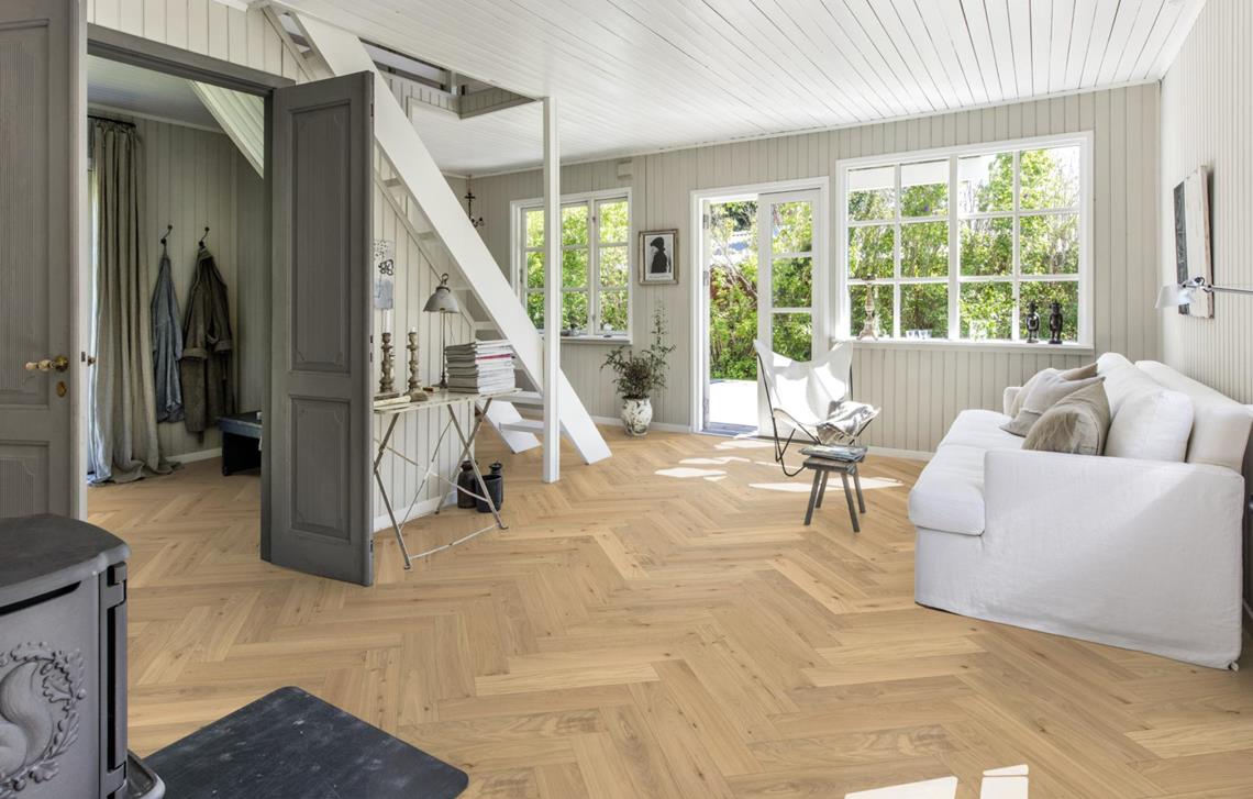 Parchet dublu stratificat Kahrs Herringbone Stejar CC Dim White Uleiat, 600 x 120 x 11 mm