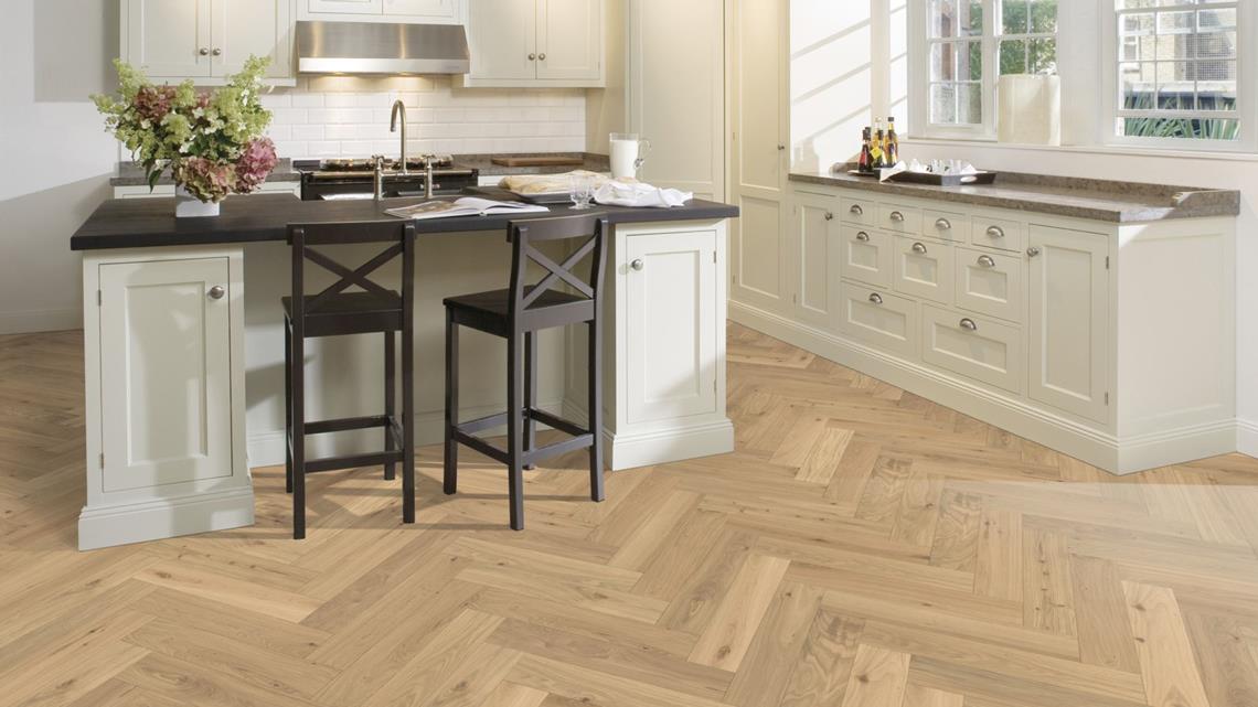 Parchet dublu stratificat Kahrs Herringbone Stejar CC Dim White Uleiat, 600 x 120 x 11 mm