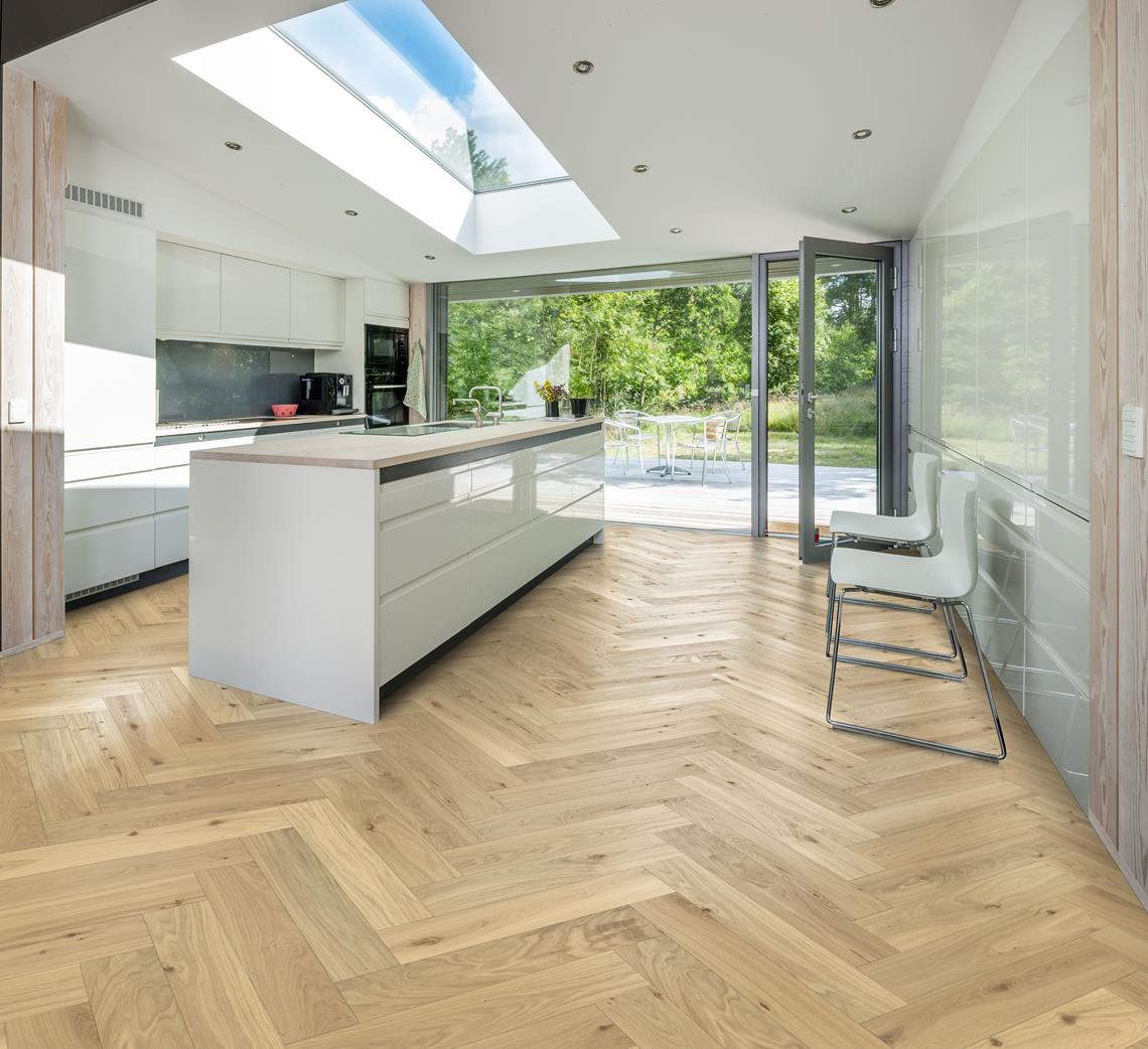 Parchet dublu stratificat Kahrs Herringbone Stejar CC Dim White Uleiat, 600 x 120 x 11 mm