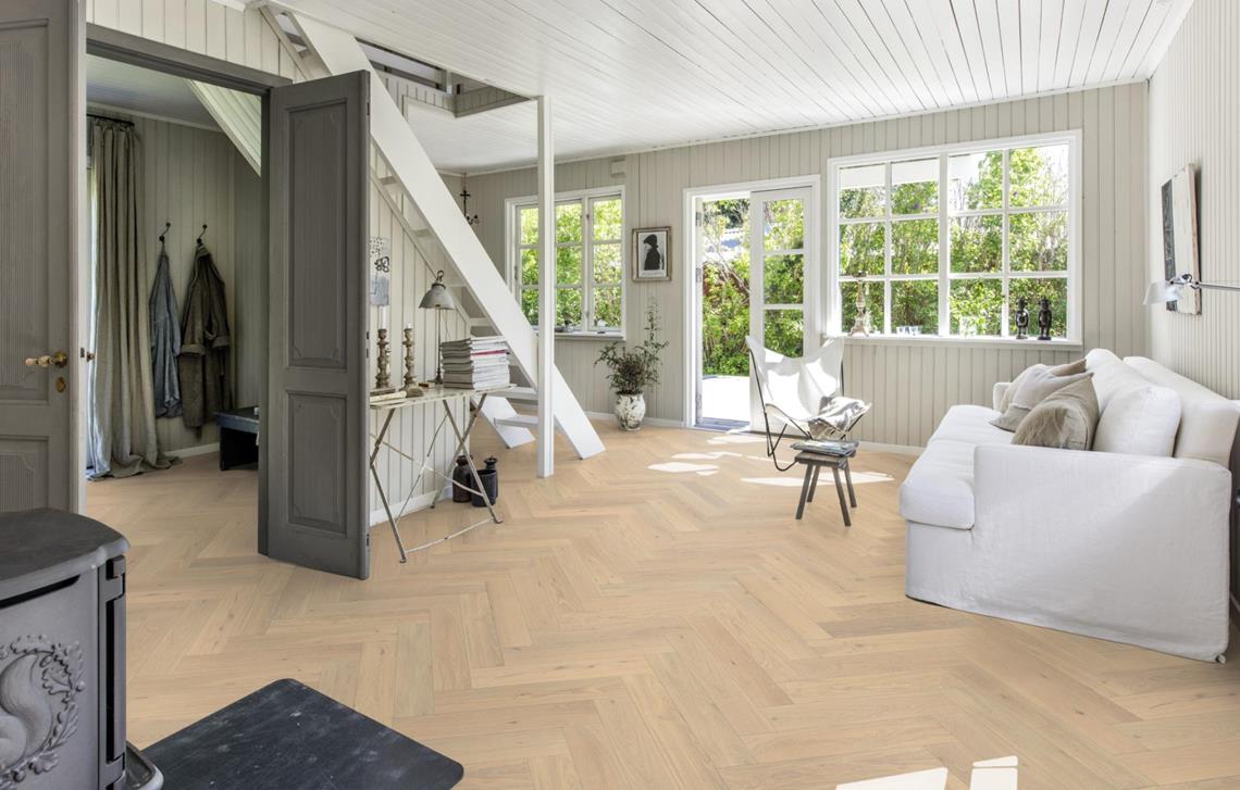 Parchet dublu stratificat Kahrs Herringbone Stejar CD Creme White Uleiat, 600 x 120 x 11 mm