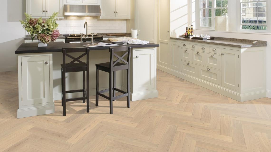 Parchet dublu stratificat Kahrs Herringbone Stejar CD Creme White Uleiat, 600 x 120 x 11 mm