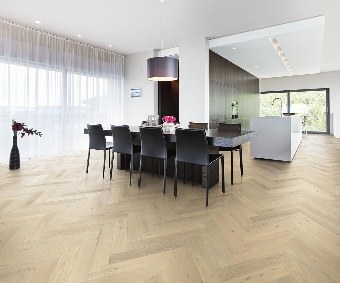 Parchet dublu stratificat Kahrs Herringbone Stejar CD Creme White Uleiat, 600 x 120 x 11 mm